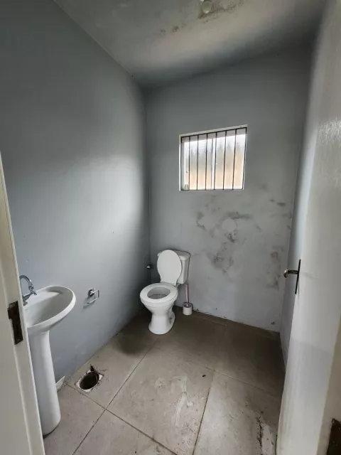 Sala com 1 banheiro para alugar no bairro Guaruja, Parobe