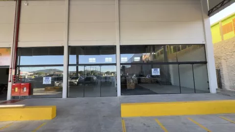 Sala com 2 banheiros para alugar no bairro Vila Nova, Parobe