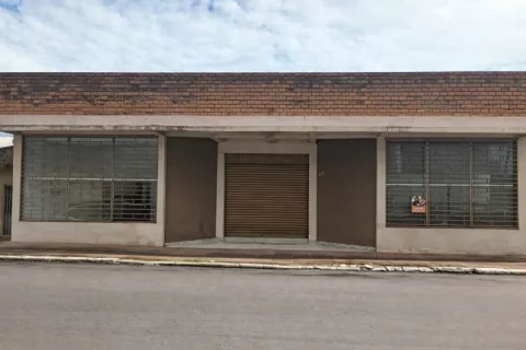 Prédio com 4 banheiros e 660m² para alugar no bairro Guaruja, Parobe