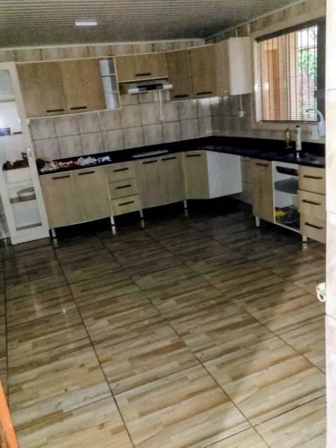 Casa em alvenaria, próximo a escola, supermercado e outros comércios.
