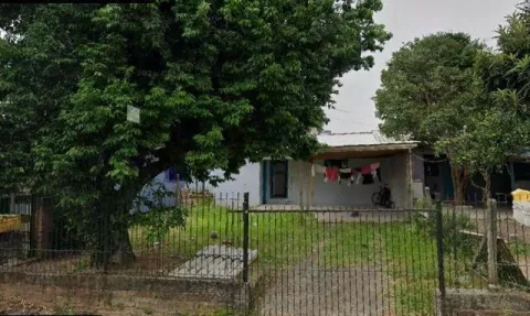 Terreno com 2 Casas